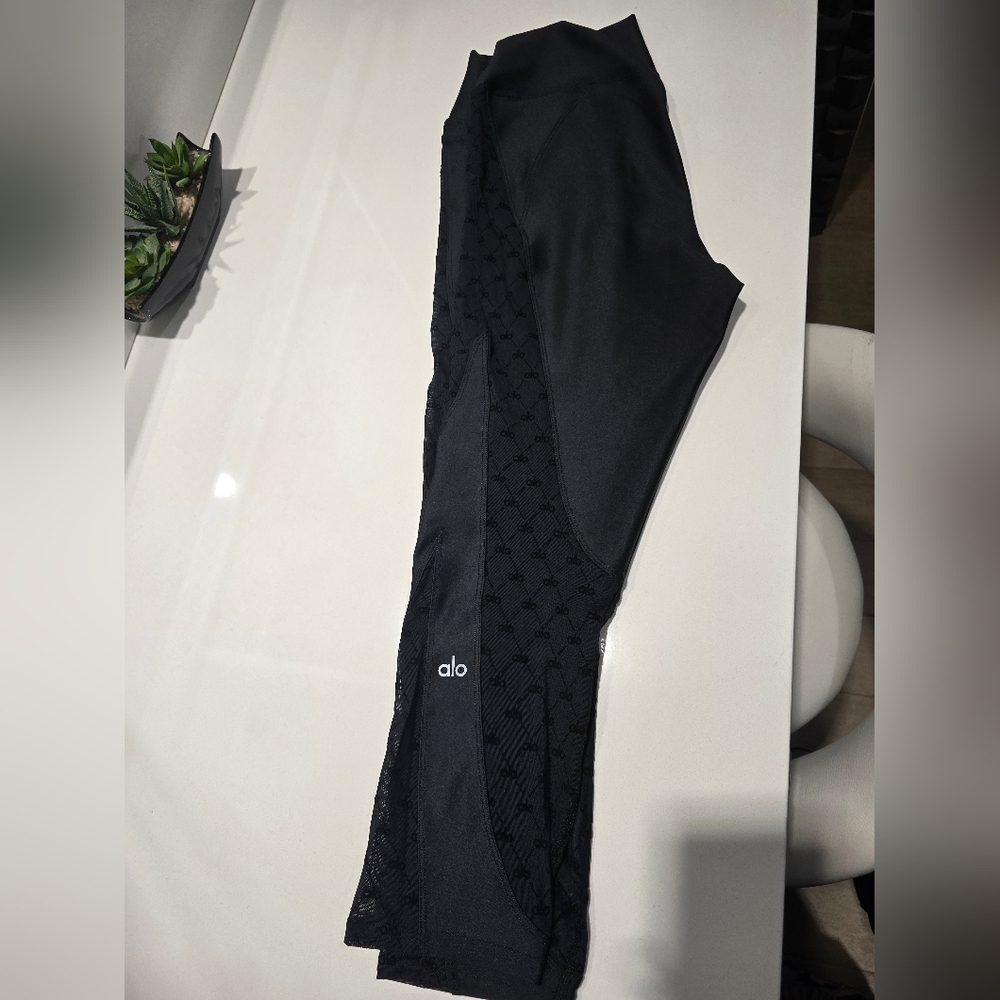 Alo yoga Airlift Mesh High-Waist Celeste Capri - Picture 2 of 4
